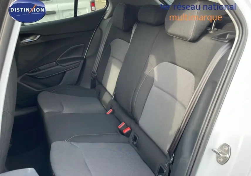 Vue intérieure côté droit des sièges arrière en tissu gris noir d'une Skoda Fabia blanche Glacier 2025.