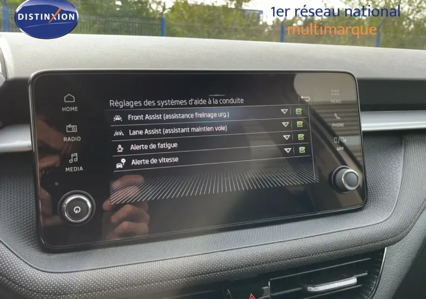 Écran tactile central de la Skoda Fabia 2025 montrant les réglages des aides à la conduite, intérieur gris noir.