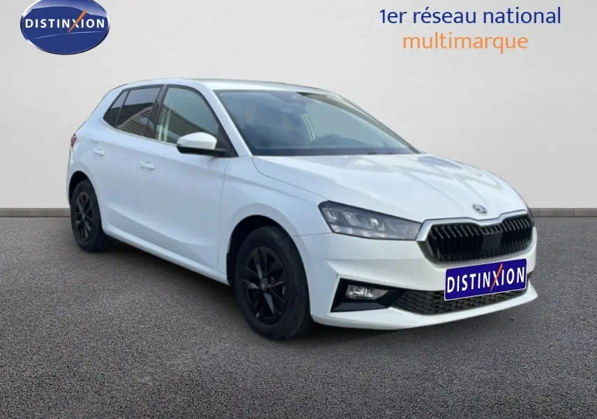 Vue 3/4 avant d'une Skoda Fabia blanche glacier avec jantes noires et calandre distinctive noire.