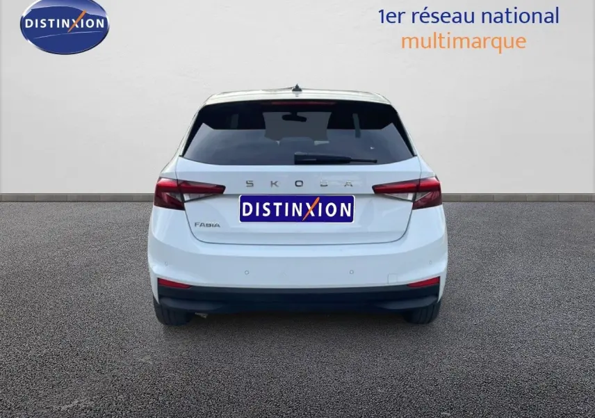 Vue arrière d'une Skoda Fabia blanc glacier, avec feux arrière LED et logo distinctif sur le hayon.