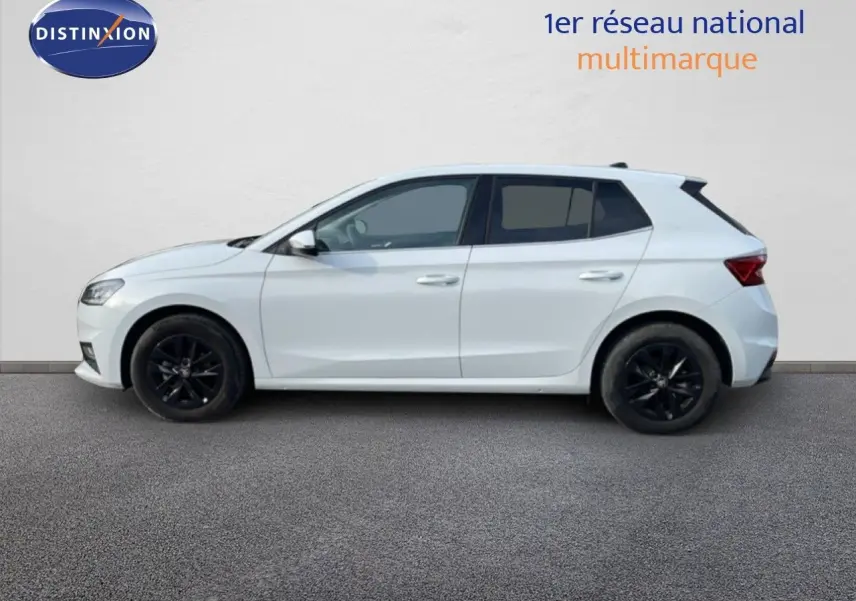Vue latérale droite d'une Skoda Fabia blanche glacier 2025 avec jantes noires et lignes épurées.
