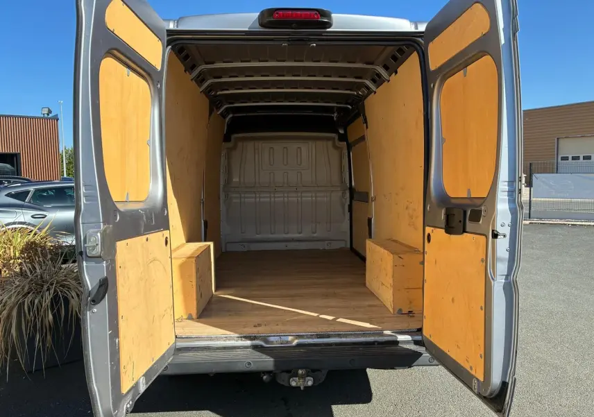 Vue arrière du Peugeot Boxer cabine approfondie gris 2019, portes ouvertes révélant un espace de chargement en bois clair.