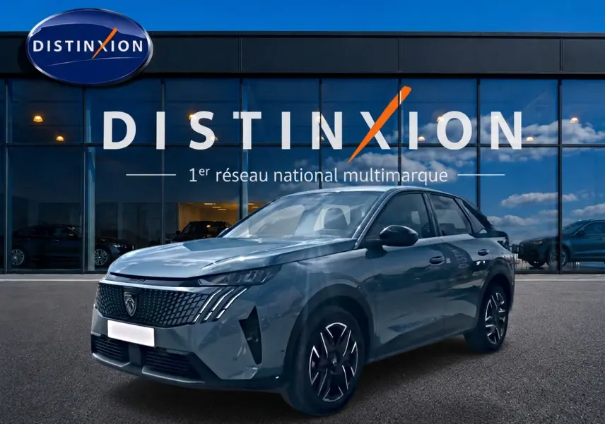 Peugeot 3008 bleu en 3/4 avant droit, avec calandre distinctive et jantes alliage noires devant showroom Distinxion.