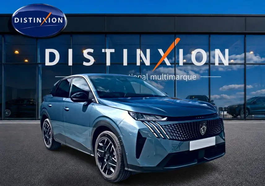Peugeot 3008 bleu en 3/4 avant droit, avec calandre noire distinctive et jantes alliage noires.