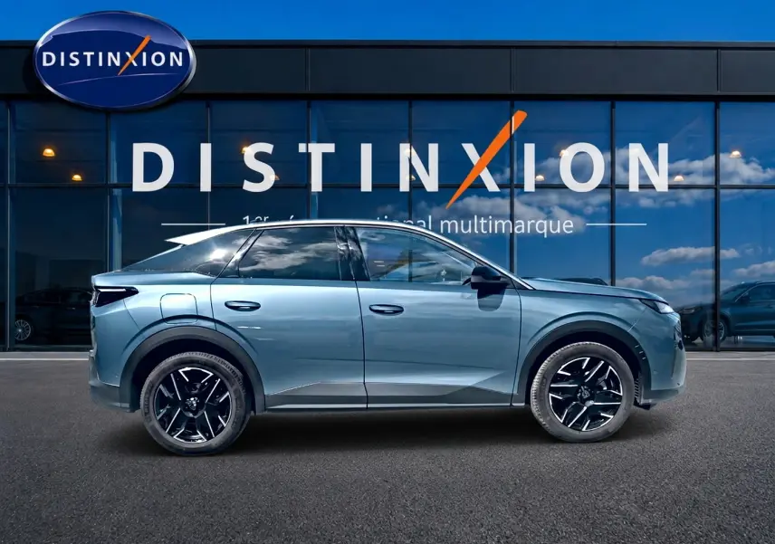 Profil droit du Peugeot 3008 1.2 hybrid 145 allure e-dcs6 bleu 2025 avec jantes alu noires devant une vitrine Distinxion.