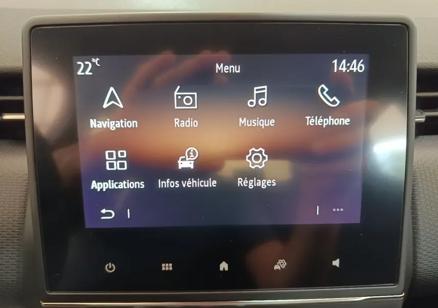 Écran tactile central de la Renault Clio Business TCe 90 2020 affichant le menu principal avec navigation et radio.