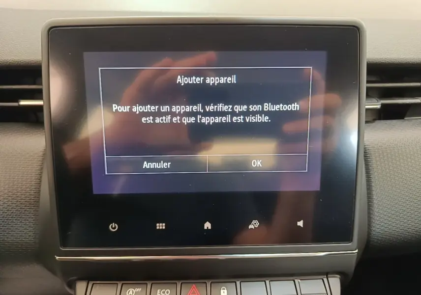 Écran tactile central de la Renault Clio Business TCe 90 2020 affichant un message d'ajout d'appareil Bluetooth.