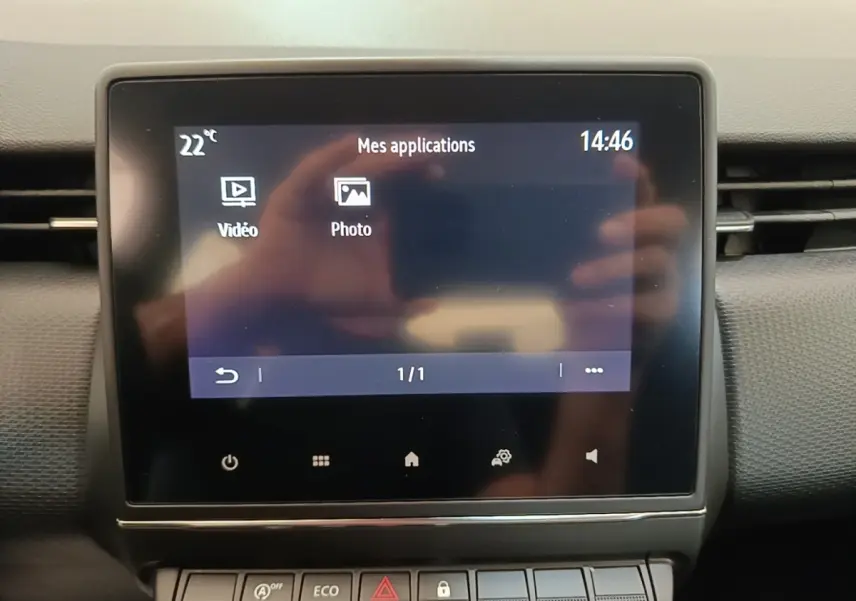 Écran tactile central de la Renault Clio Business TCe 90 2020, affichant les applications vidéo et photo.