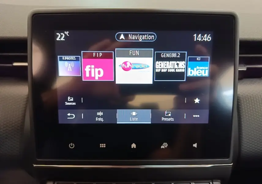 Écran tactile 7 pouces du système de navigation Renault Clio Business TCe 90, affichage radio et température intérieure.