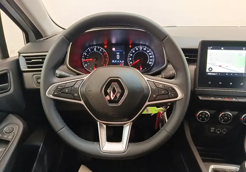 Vue intérieure centrée sur le volant cuir multifonctions de la Renault Clio Business TCe 90 avec tableau de bord et écran tactile.