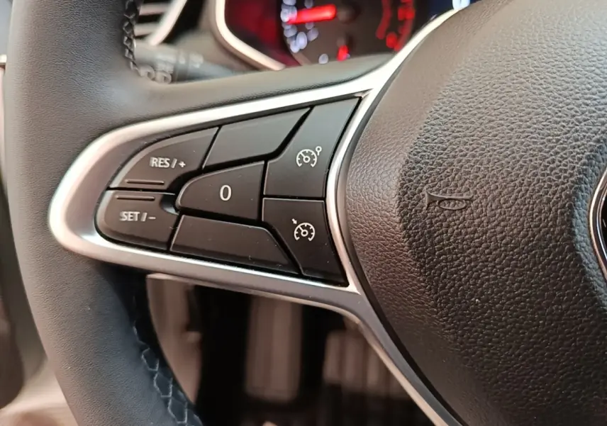 Gros plan sur le volant cuir synthétique de la Renault Clio Business TCe 90 2020, avec commandes multifonctions visibles.