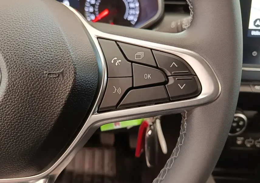 Gros plan sur le volant cuir synthétique de la Renault Clio Business TCe 90 2020, avec commandes multifonctions visibles.