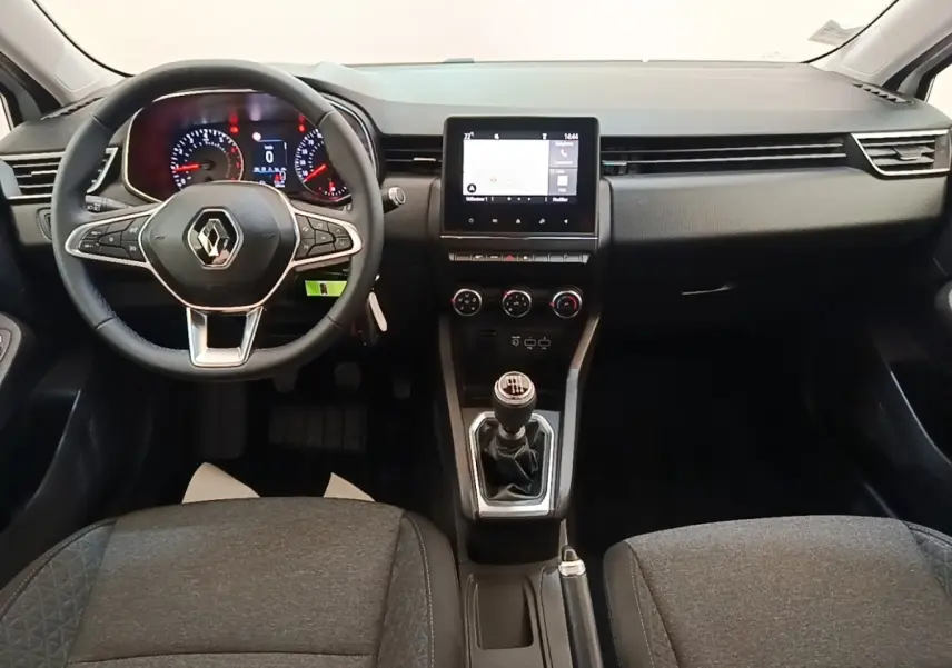 Intérieur Renault Clio Business TCe 90 2020, vue de face sur le tableau de bord, volant cuir multifonctions et écran tactile central.
