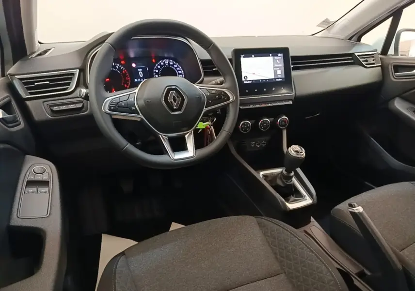 Vue intérieure avant de la Renault Clio Business TCe 90 2020, volant cuir multifonctions et écran tactile central.