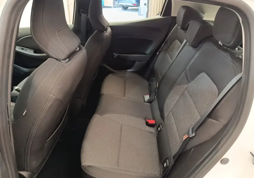 Vue intérieure côté droit de la banquette arrière grise et noire d'une Renault Clio Business TCe 90 blanche.
