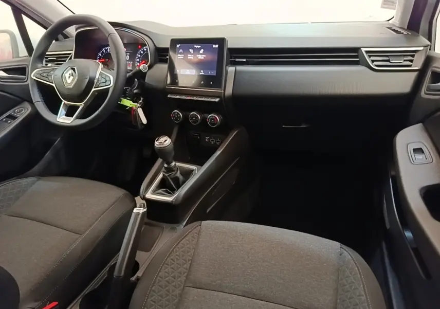 Vue intérieure avant de la Renault Clio Business TCe 90 2020, tableau de bord noir avec écran tactile et volant multifonctions cuir synthétique.