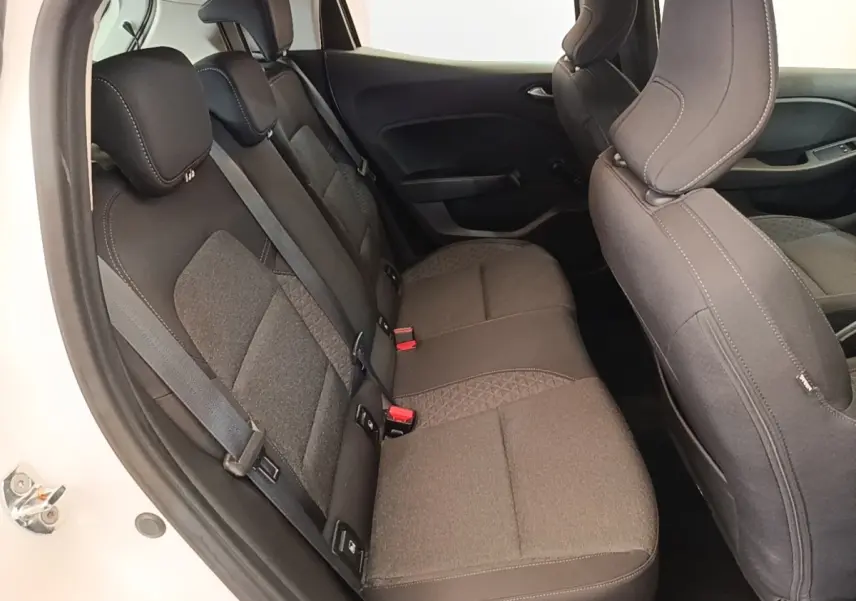 Vue côté gauche de la banquette arrière grise de la Renault Clio Business TCe 90 blanche, avec ceintures et appuie-têtes.