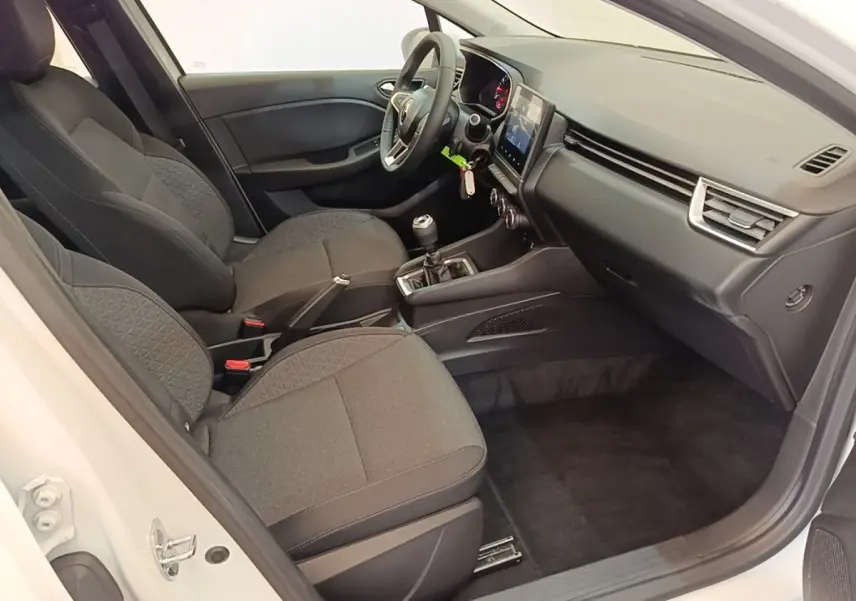 Vue intérieure côté conducteur d'une Renault Clio Business TCe 90 blanche, sièges tissu gris et tableau de bord moderne.