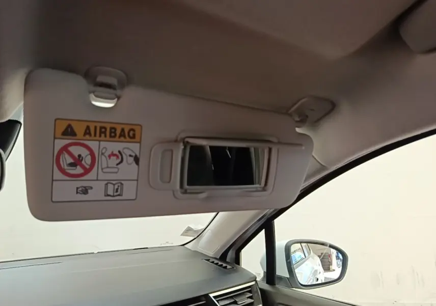 Intérieur de la Renault Clio Business TCe 90 2020, vue sur pare-soleil avec miroir et rétroviseur côté droit.