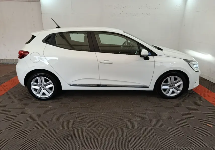 Profil droit d'une Renault Clio blanche 2020 Business TCe 90 avec jantes alliage et rétroviseurs blancs.