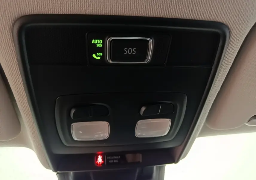 Vue en contre-plongée du plafonnier noir avec bouton SOS et éclairages intérieurs d'une Renault Clio blanche 2020.