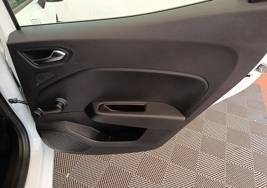 Porte avant gauche ouverte d’une Renault Clio blanche 2020, intérieur noir avec poignée manuelle de vitre.