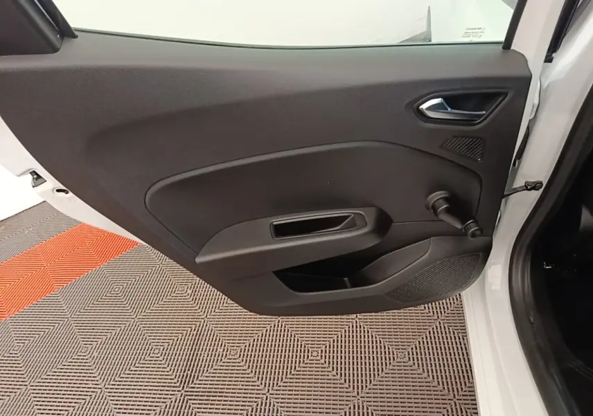 Vue intérieure de la porte avant droite blanche de la Renault Clio Business TCe 90, avec poignée et manivelle de vitre.
