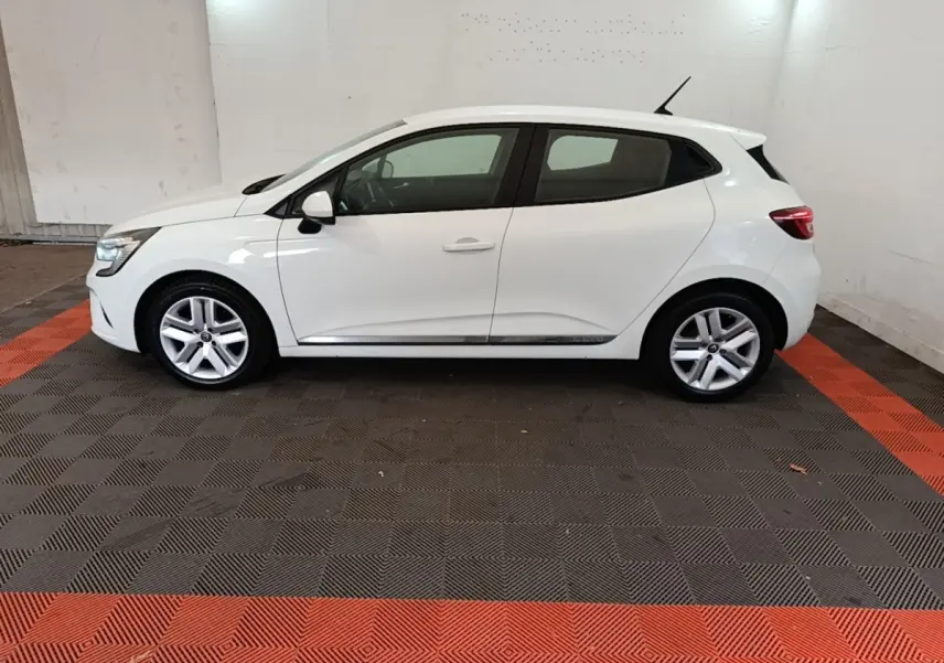 Profil côté gauche d'une Renault Clio Business TCe 90 blanche de 2020, avec jantes alliage et poignées de porte intégrées.