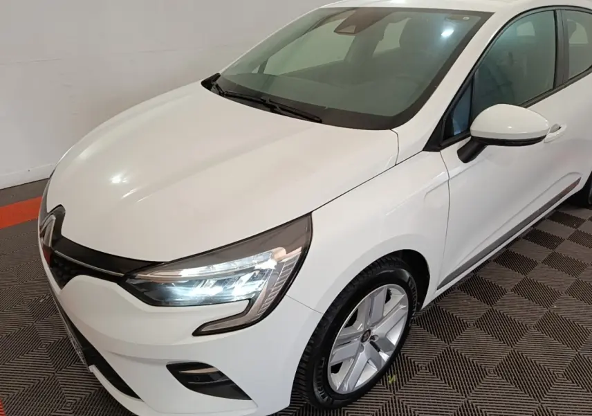 Renault Clio Business TCe 90 blanc vue 3/4 avant droit, avec phares LED allumés et jantes alliage.