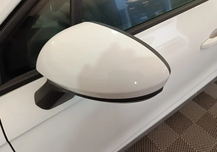 Rétroviseur droit blanc de Renault Clio Business TCe 90 2020, vue rapprochée sur la portière côté droit.