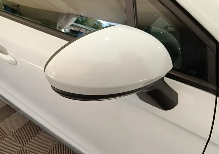 Rétroviseur droit blanc de Renault Clio Business TCe 90 2020, vue rapprochée sur la portière côté conducteur.