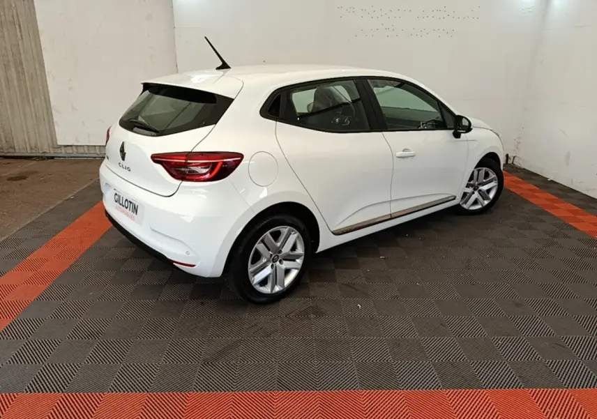Renault Clio Business TCe 90 blanche vue 3/4 arrière droit, avec jantes alliage et toit noir contrasté.