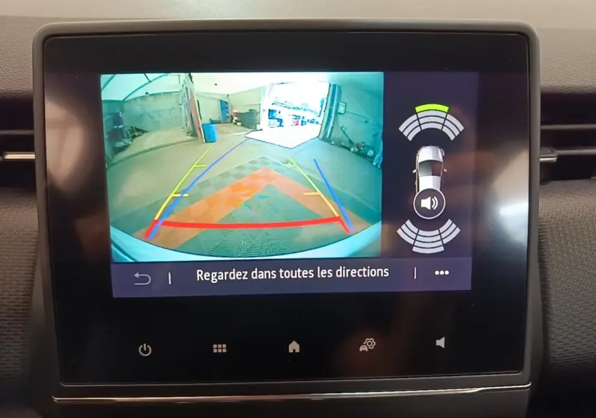 Écran tactile intérieur de Renault Clio Business TCe 90 2020 montrant la caméra de recul avec guidage coloré.