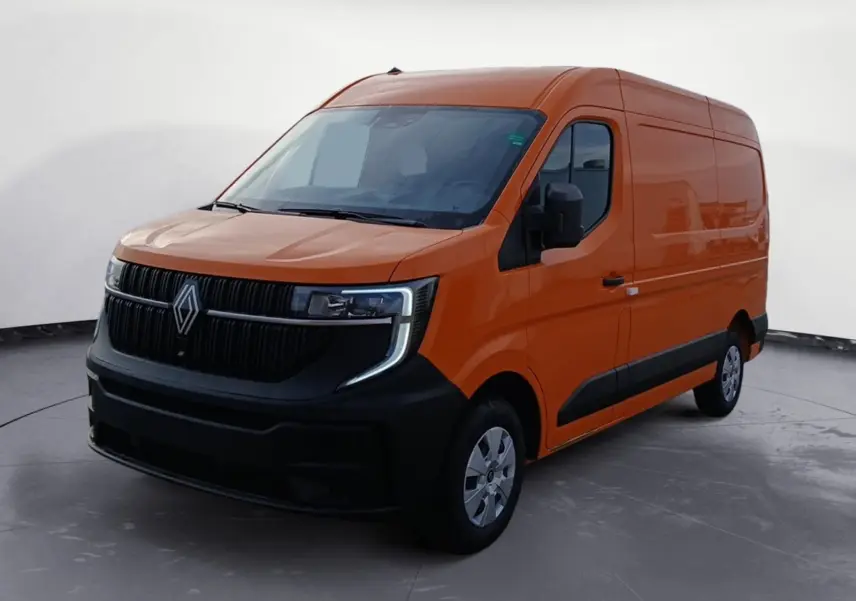 Renault Master L2H2 orange en 3/4 avant droit, avec calandre noire et phares LED en forme de C.