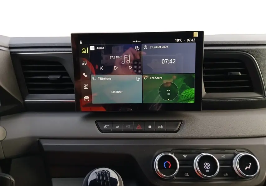 Vue rapprochée de l’écran tactile central et de la console avec commandes climatisation et levier de vitesses manuelle du Renault Master 2026.