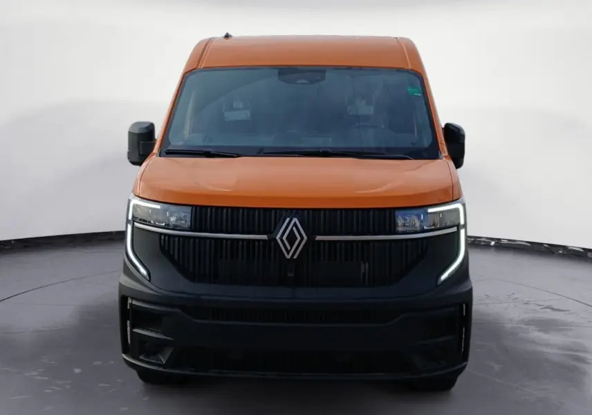 Vue frontale du Renault Master L2H2 2026 orange avec calandre noire et feux LED en forme de C.
