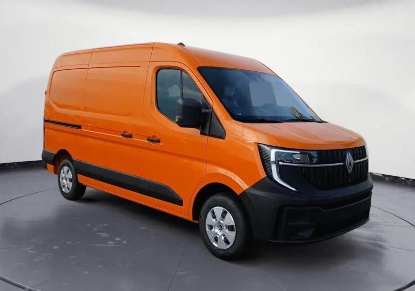Renault Master orange en vue 3/4 avant droit, avec calandre noire et protections latérales noires.