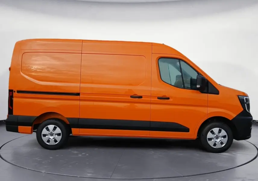 Vue de profil côté gauche du Renault Master L2H2 2026 en orange avec bas de caisse noir et jantes argentées.