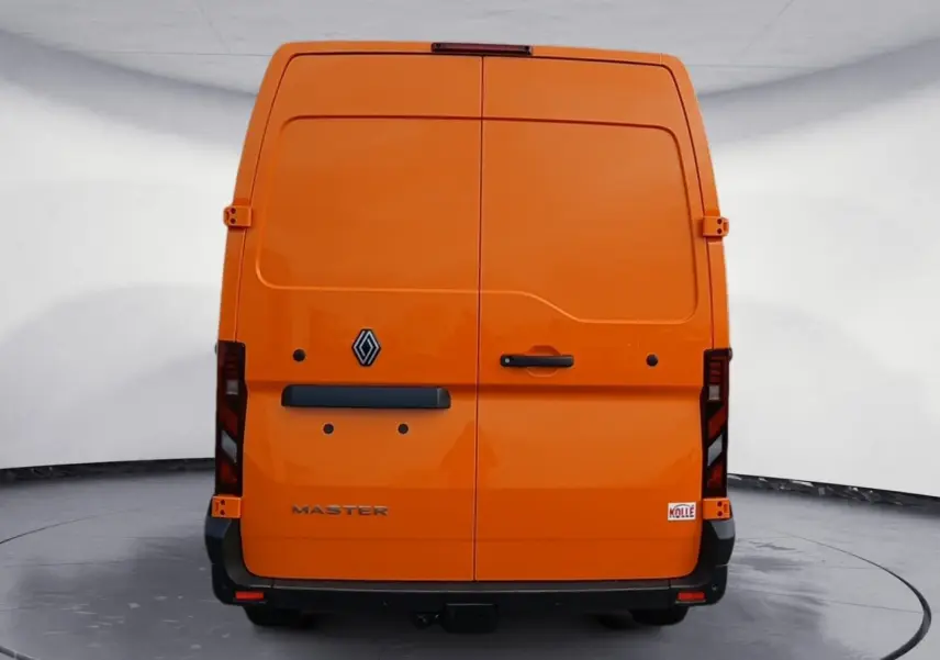 Vue arrière d’un Renault Master orange 2026 avec portes battantes et logo Renault visible au centre.