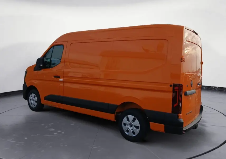 Renault Master L2H2 orange vu en 3/4 arrière droit, avec feux arrière modernes et protections noires sur les bas de caisse.
