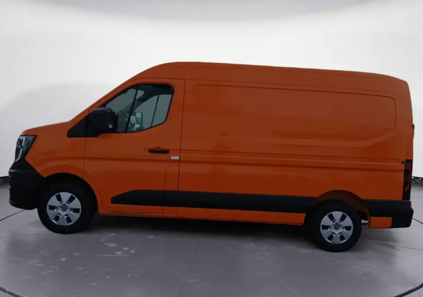 Renault Master L2H2 orange vue de profil côté gauche, fourgon utilitaire avec protections noires sur les bas de caisse.