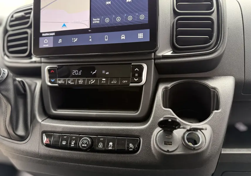 Détail du tableau de bord noir du Citroën Jumper L3H2 2025 avec écran tactile et commandes climatisation visibles.