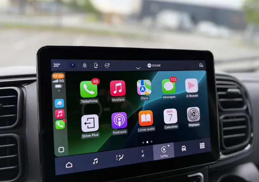 Écran tactile central du tableau de bord du Citroën Jumper blanc, affichant Apple CarPlay avec plusieurs applications visibles.