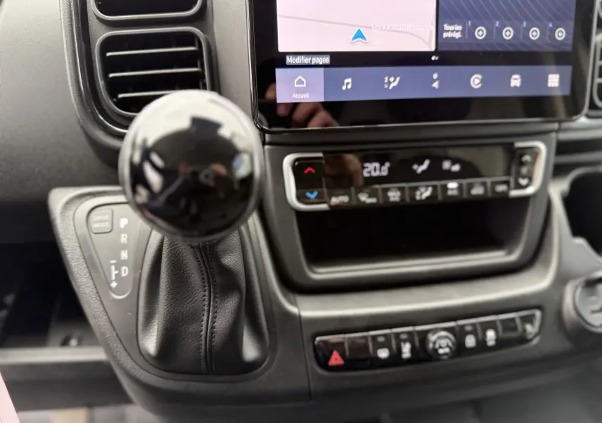 Gros plan sur la console centrale du Citroën Jumper L3H2 2025 avec levier de vitesse automatique et écran tactile.