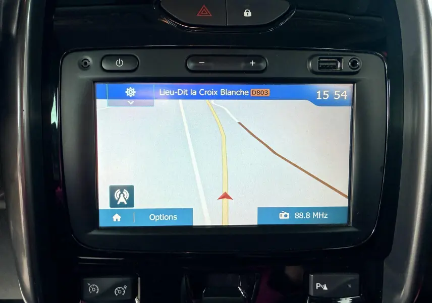 Écran tactile du système de navigation du Dacia Duster noir métal, affichant une carte et la fréquence radio 88.8 MHz.