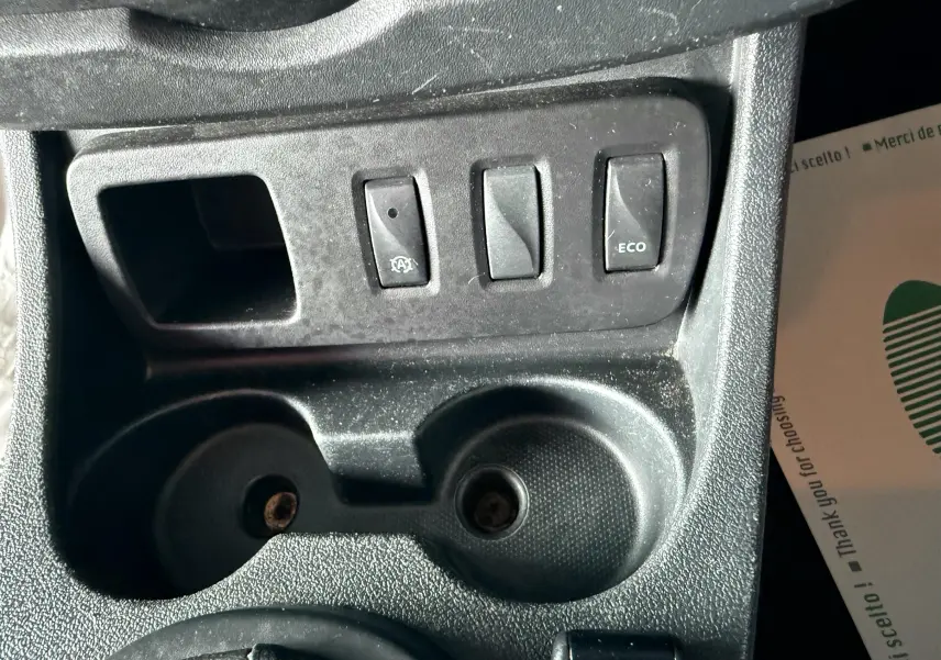 Gros plan sur la console centrale du Dacia Duster noir métal 2017, montrant les boutons de fonction dont le mode ECO.