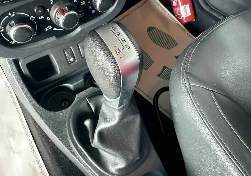 Le levier de vitesse automatique en cuir noir du Dacia Duster 1.5 DCI 110CH EDC Black Touch vu de près côté conducteur.