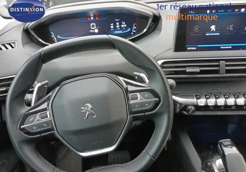 Vue rapprochée du volant cuir gris et du tableau de bord numérique du Peugeot 3008 2020, version Allure.