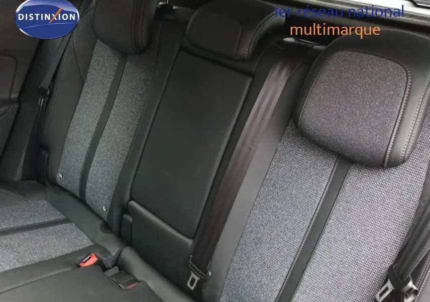 Gros plan sur la banquette arrière en cuir gris et tissu du Peugeot 3008 rouge foncé 2020, version Allure.