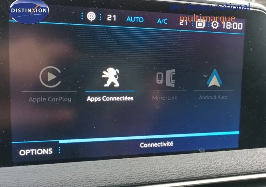 Écran tactile central du Peugeot 3008 rouge foncé, affichant les options de connectivité Apple CarPlay et Android Auto.